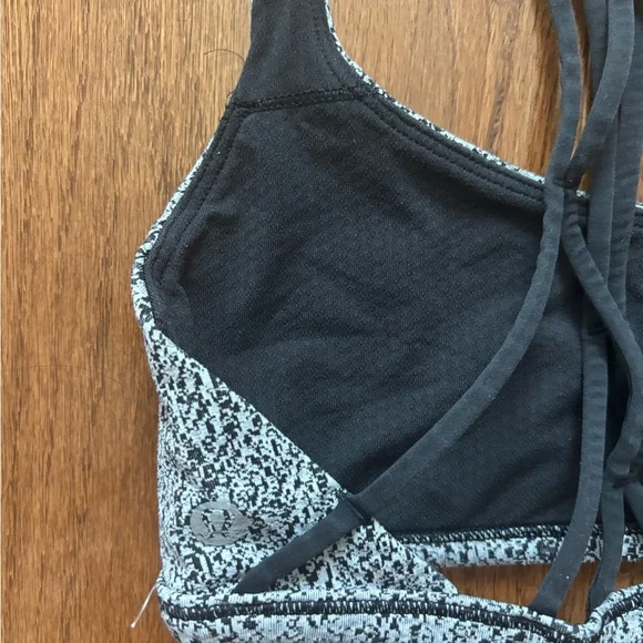 Lululemon Free To Be Zen Bra Power Luxtreme Spray Jacquard White Black - size 4 - Picture 6 of 6